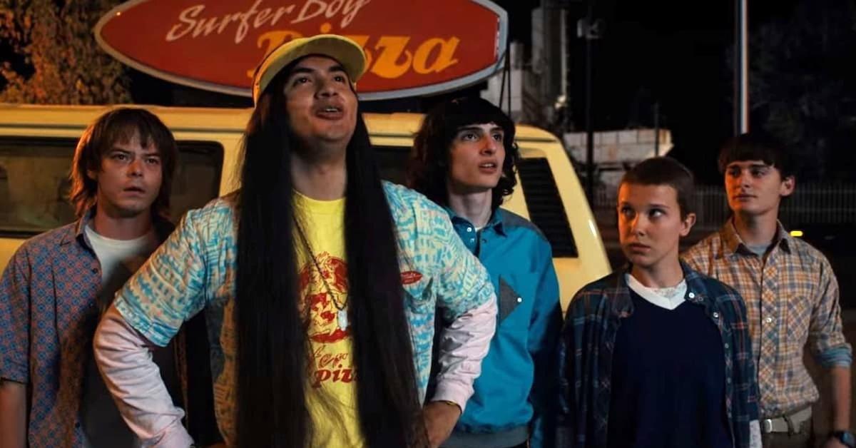 Jonathan, Argyle, Mike, Eleven e Will arriveranno a Surfer Boy Pizza in "Stranger Things".