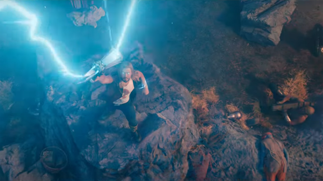 Thor richiama i suoi poteri di fulmine mentre Drax guarda in Thor: Love and Thunder