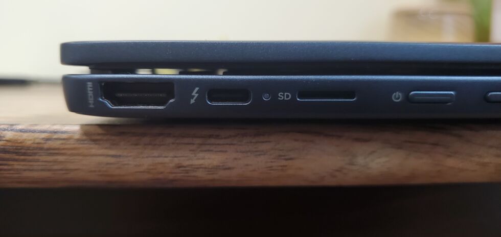 Thunderbolt 4 (il secondo da sinistra) è come USB4 portato al suo massimo potenziale.