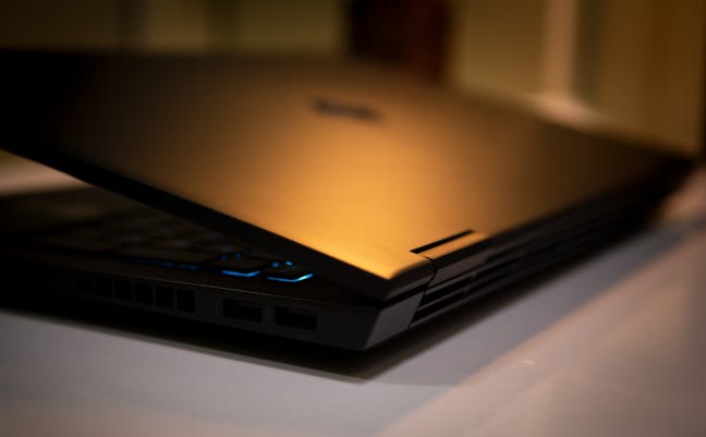 Primo piano dell'angolo posteriore di un laptop da gioco con le prese d'aria visibili.