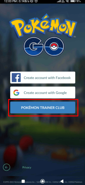 Nella schermata di accesso devi toccare l'opzione Pokemon Trainer Club.