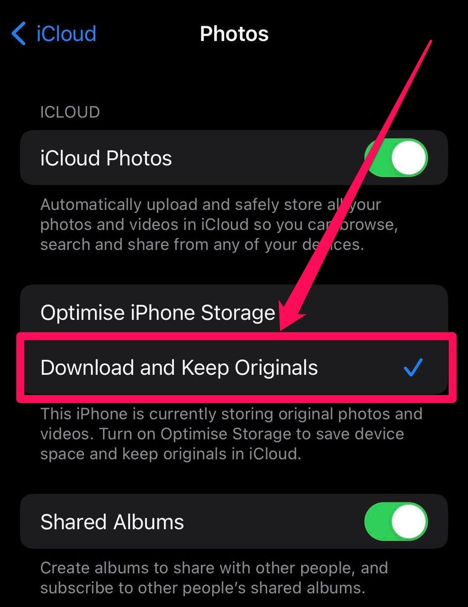 Il pop-up che appare quando attivi iCloud Photos su iPhone, con l'opzione "Scarica e mantieni originali" evidenziata.