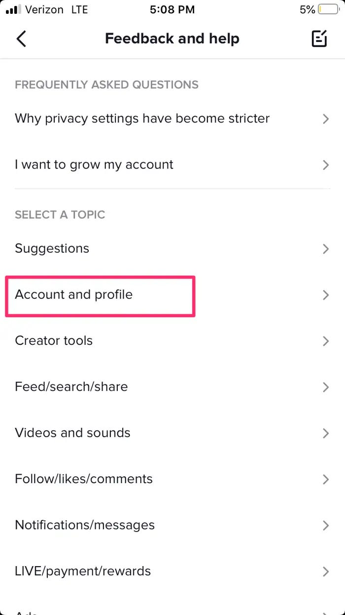 Schermata di Feedback e menu di aiuto con l'opzione Account e profilo evidenziata.