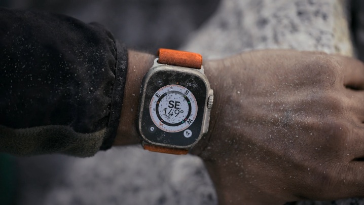 Il polso di una persona che mostra l'Apple Watch Ultra e la sua modalità bussola.