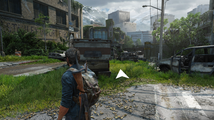 Una freccia bianca mostra a Joel dove andare in The Last of Us Part I.
