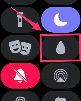 Schermata di Apple Watch Control Center con l'icona della goccia d'acqua evidenziata con una casella e una freccia.