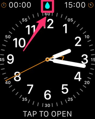 Schermata del quadrante di Apple Watch con l'icona della goccia d'acqua evidenziata con una casella e una freccia.