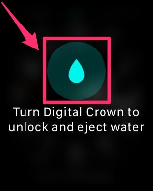 Schermata di Apple Watch con l'icona della goccia d'acqua evidenziata con una casella e una freccia.