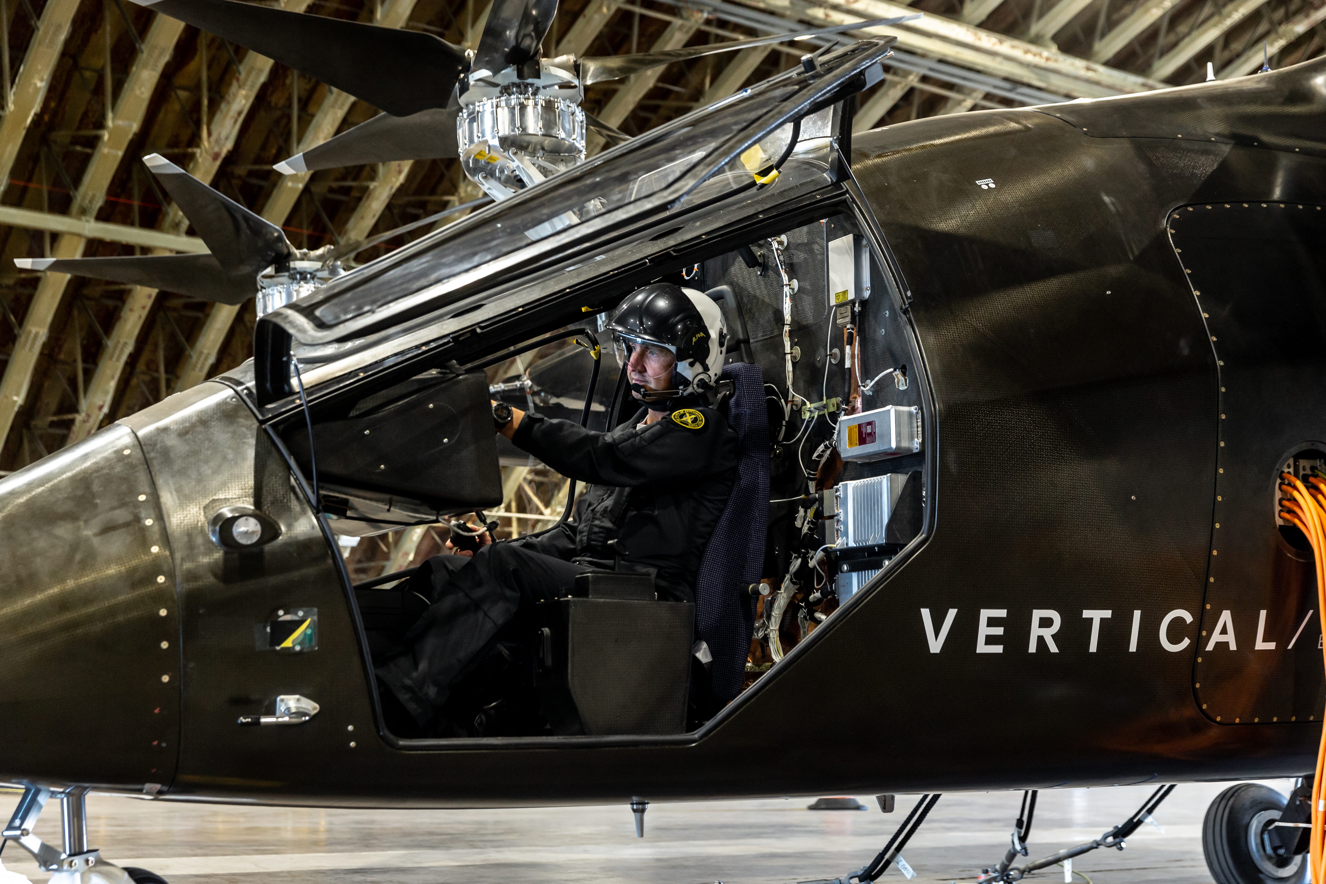 Il prototipo VX4 a grandezza naturale è stato pilotato dal capo collaudatore, Justin Paines.