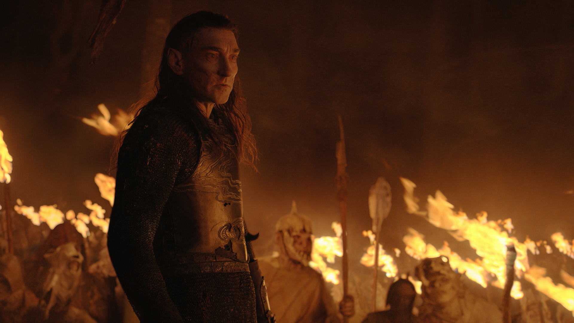 Adar si rivolge al suo esercito di orchi alla luce del fuoco nell'episodio 6 di The Rings of Power
