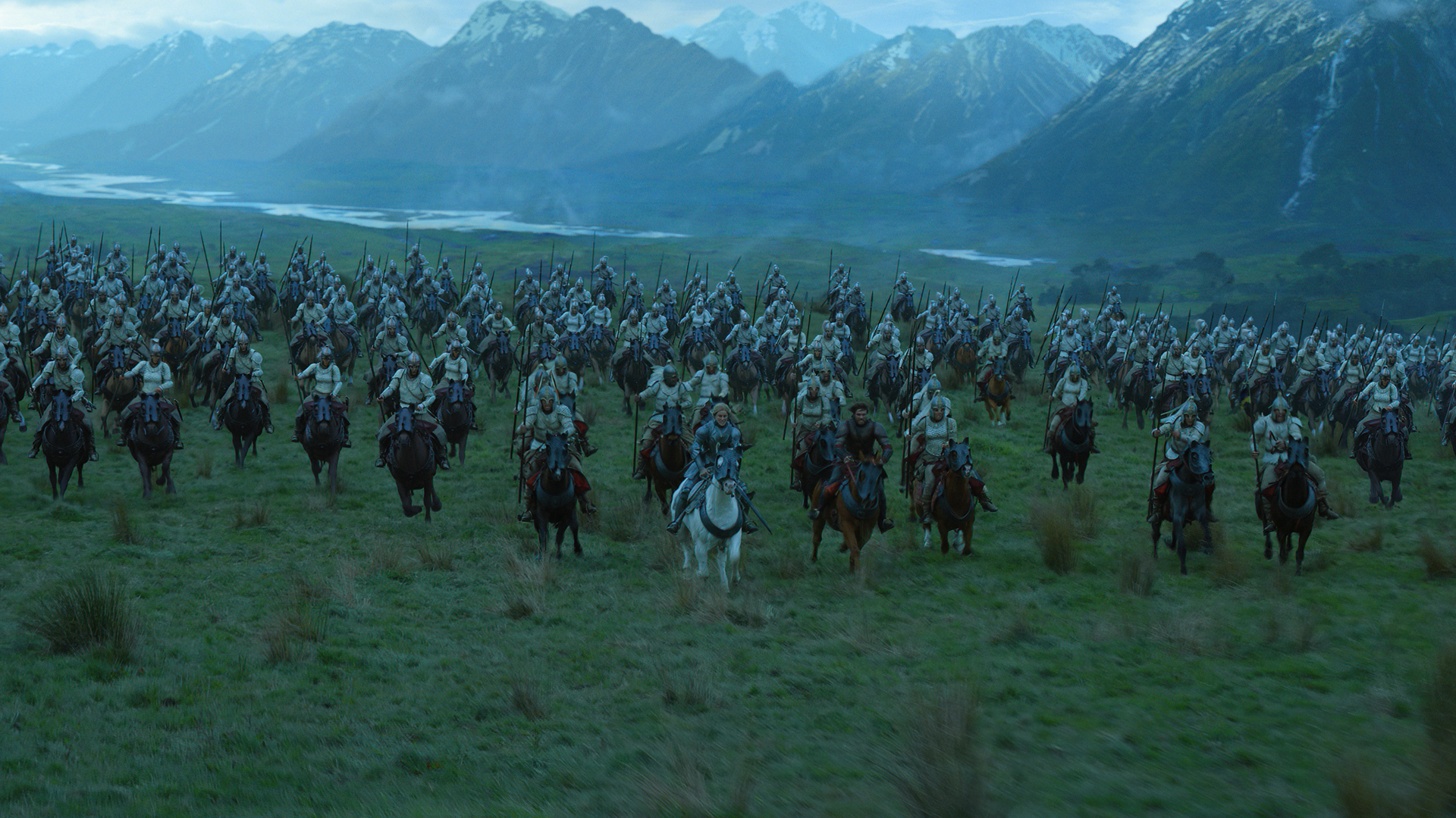 Galadriel e Halbrand guidano la cavalleria Númenoreana su una lussureggiante collina di Southlands nell'episodio 6 di The Rings of Power