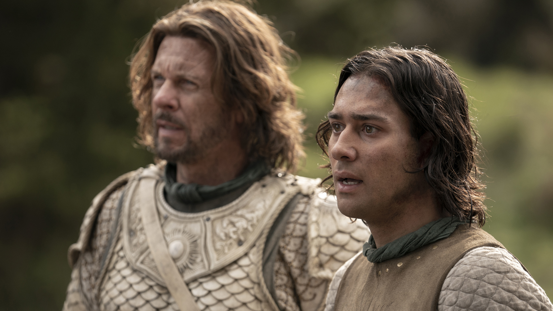 Isildur ed Elendil sembrano preoccupati mentre i tremori iniziano a scoppiare nelle Southlands nell'episodio 6 di The Rings of Power