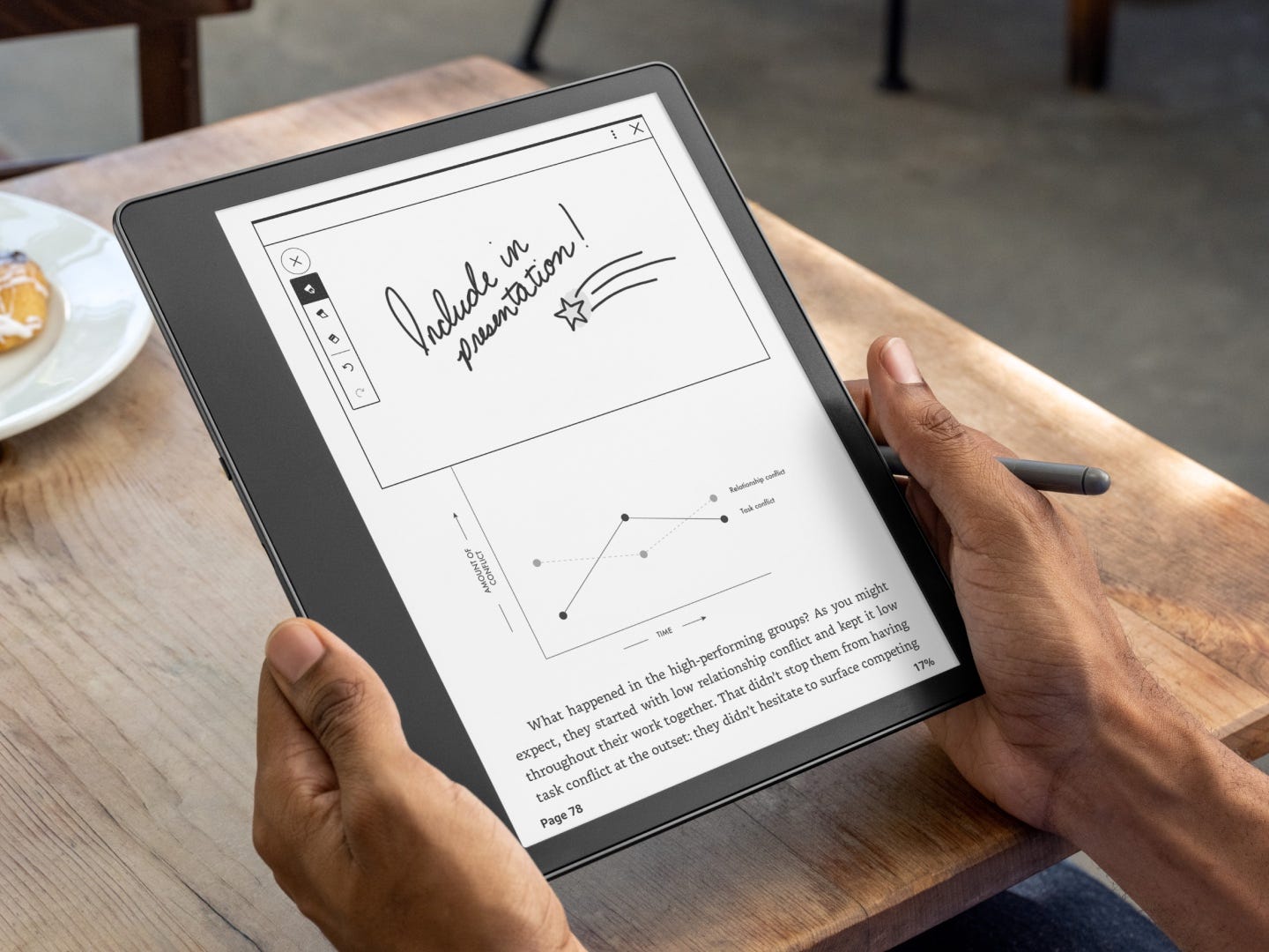 Un uomo scrive una nota sull'e-reader Amazon Kindle Scribe.