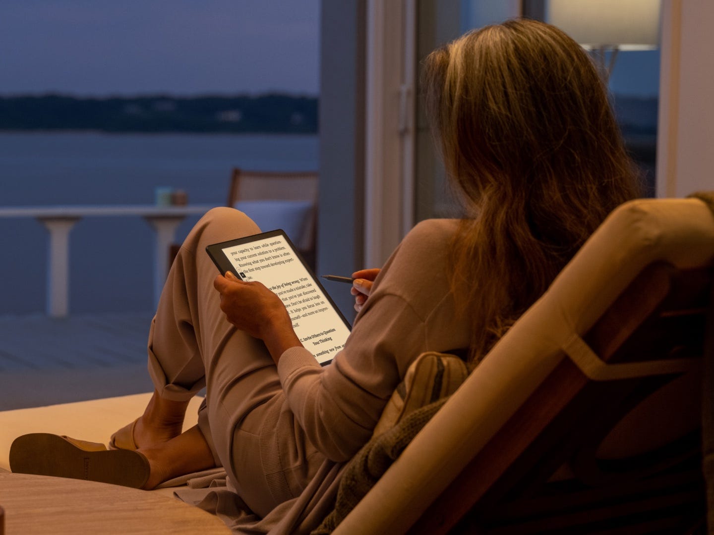 Una persona usa Amazon Kindle Scribe di notte.