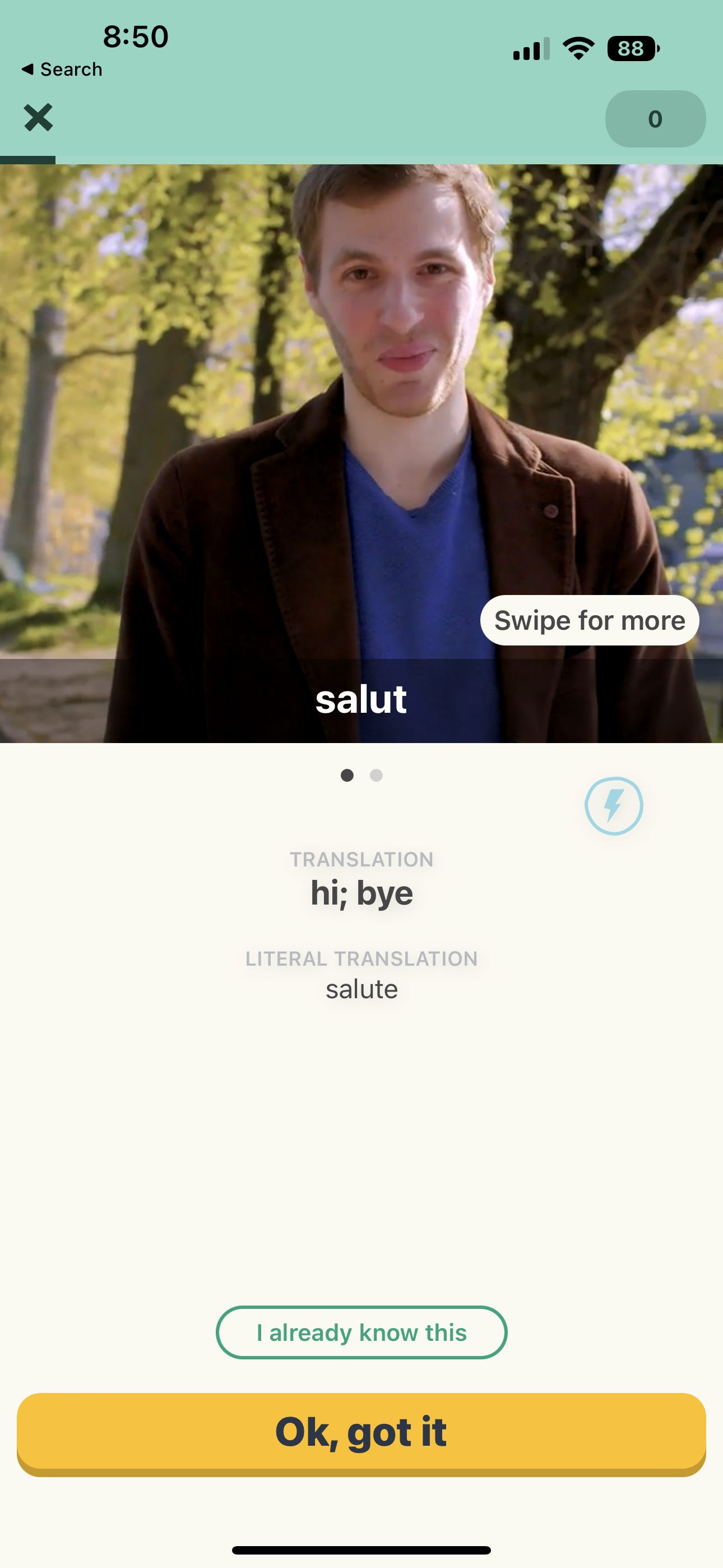 Screenshot dell'app per l'apprendimento delle lingue Memrise che mostra un video di una conversazione insieme alle traduzioni di ciò che viene parlato.