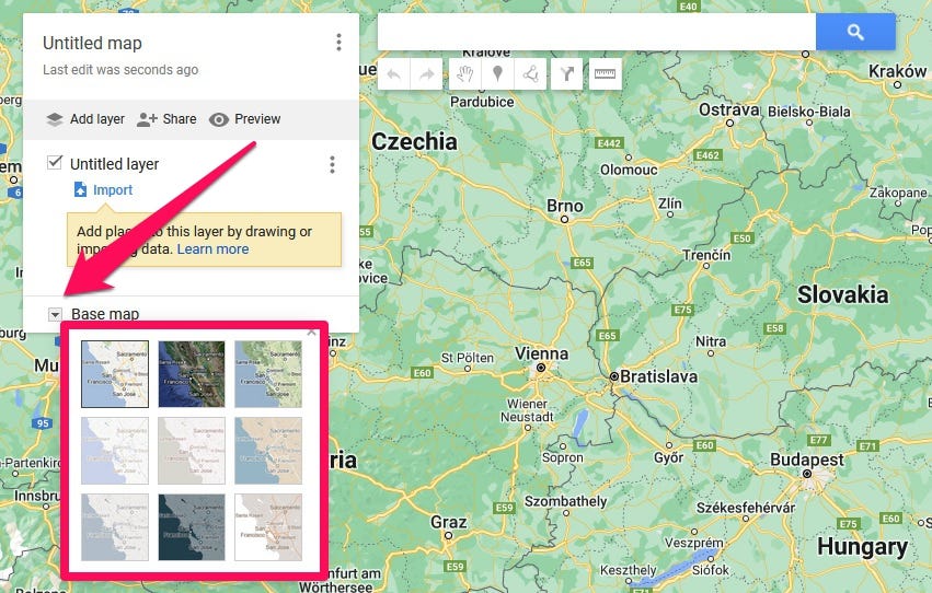 La pagina della mappa del cliente su Google Maps su desktop, con l'elenco a discesa "Mappa di base" evidenziato in un riquadro rosa acceso con una freccia puntata su di esso.