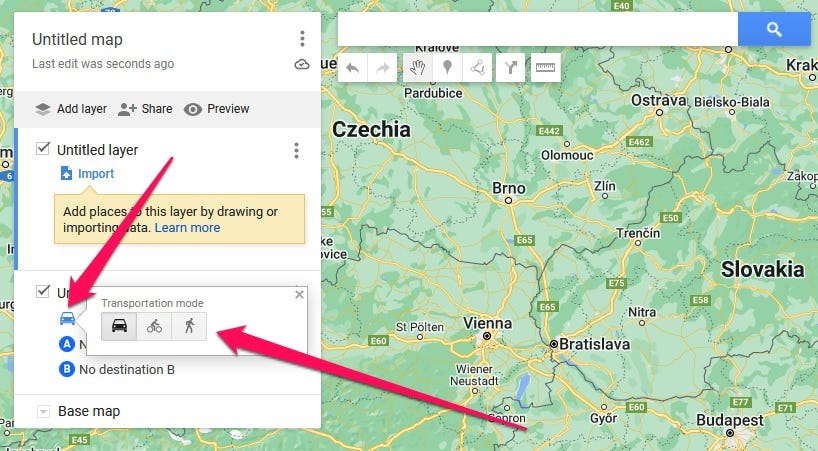 La pagina della mappa personalizzata su Google Maps per desktop, con le frecce che puntano al menu della modalità di trasporto che appare quando fai clic sull'icona a forma di auto.