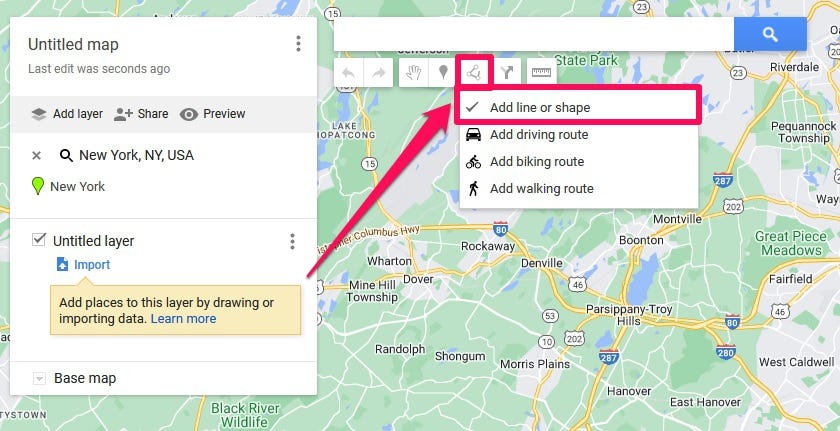 La pagina della mappa personalizzata su Google Maps per desktop, con il pulsante "Traccia una linea" e l'opzione "Aggiungi linea o forma" evidenziata in un riquadro rosa acceso con una freccia puntata su di essa.