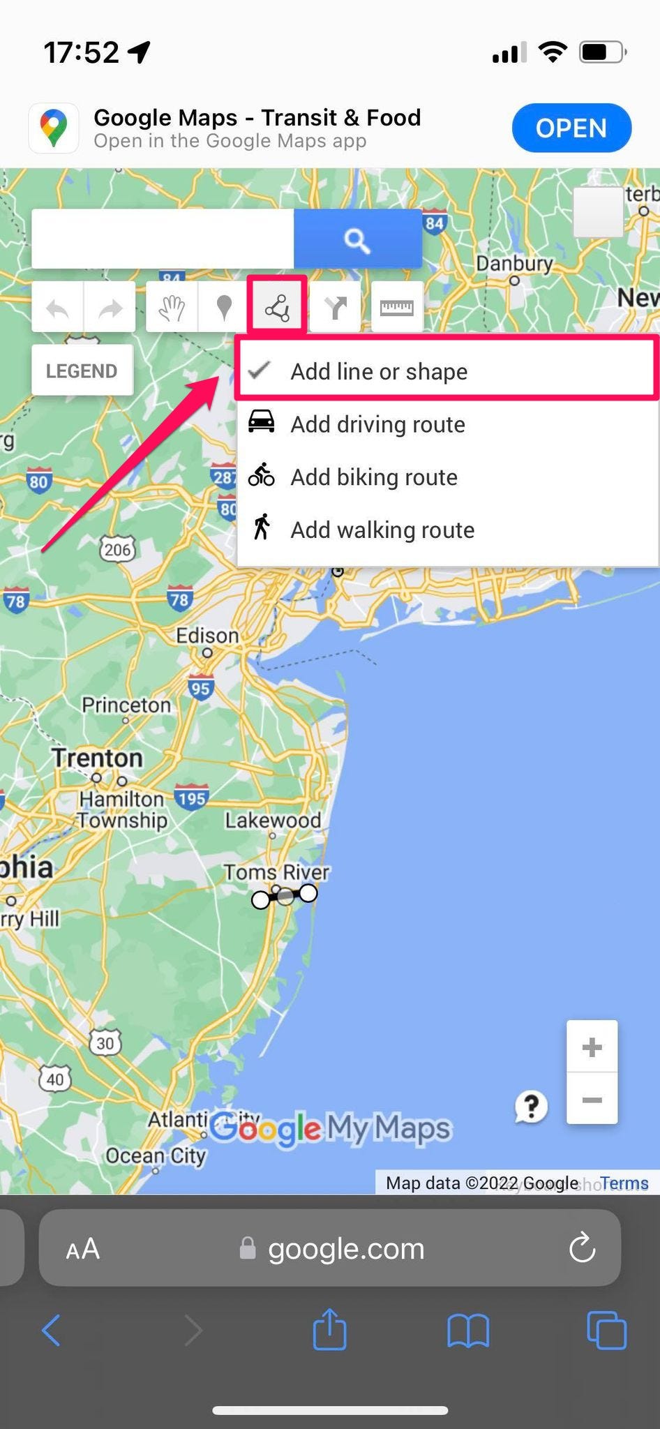 Visualizzazione mobile della pagina della mappa personalizzata su Google Maps su dispositivo mobile, con il pulsante "Traccia una linea" e l'opzione "Aggiungi linea o forma" evidenziate in un riquadro rosa acceso con una freccia puntata su di esso.