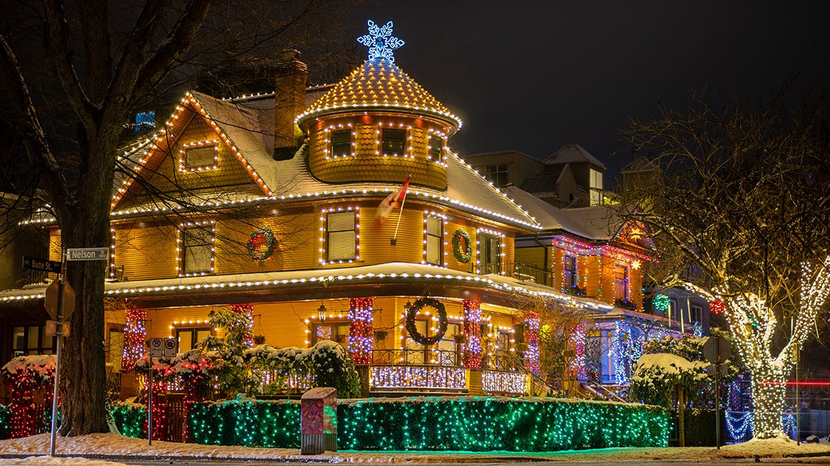 Una tradizionale casa vittoriana, completamente ricoperta di luci di Natale.