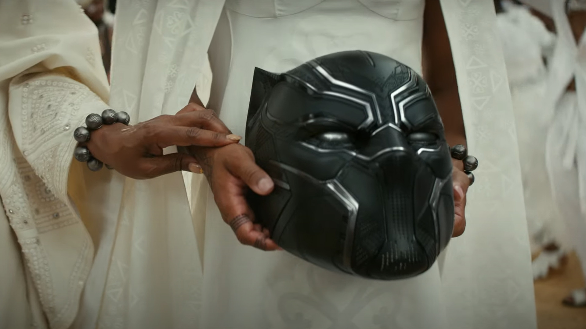 Un'immagine ravvicinata di Shuri che porta l'elmo di T'Challa durante il suo corteo funebre in Black Panther 2
