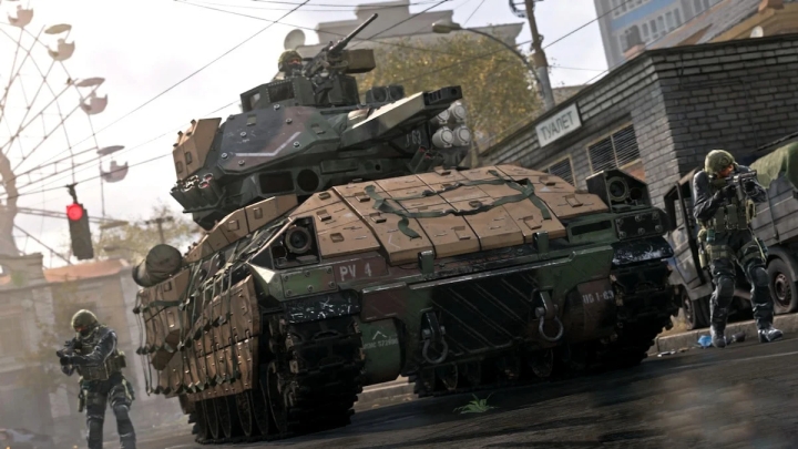Giocatori intorno a un carro armato in Modern Warfare II.