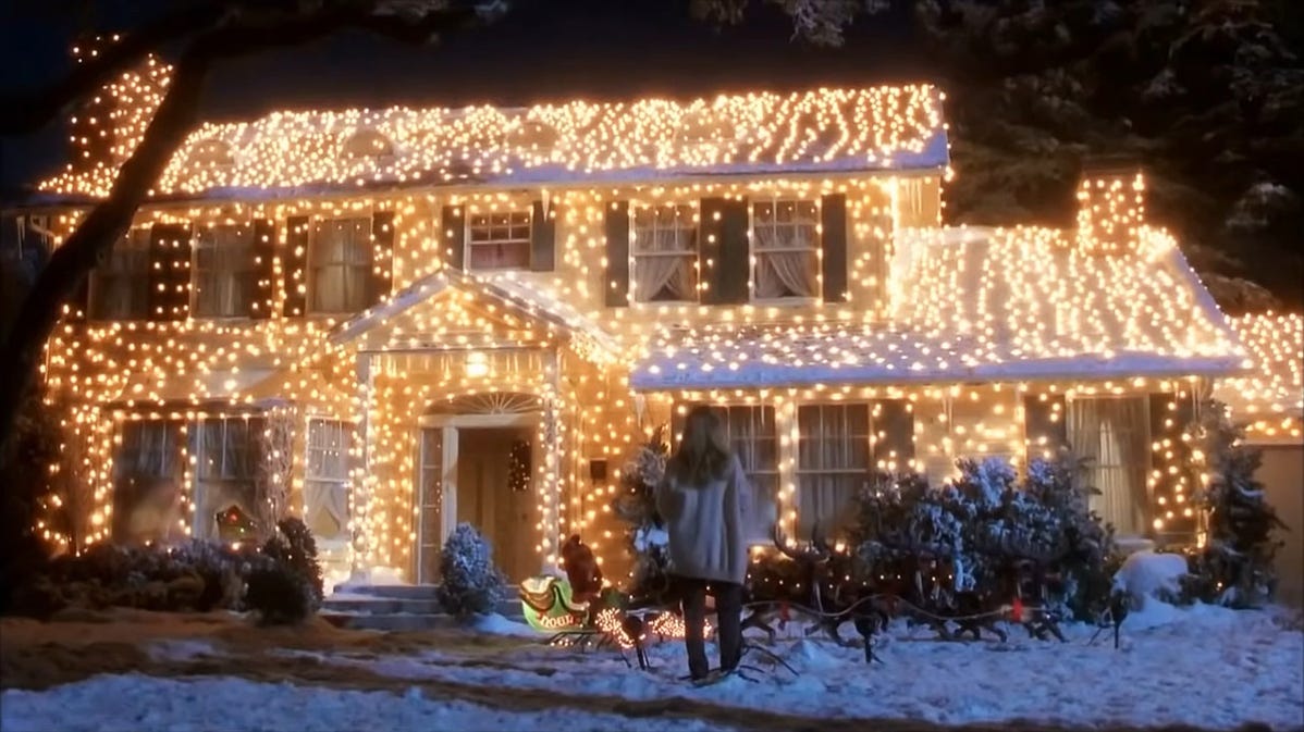 Una casa completamente ricoperta di luci natalizie.