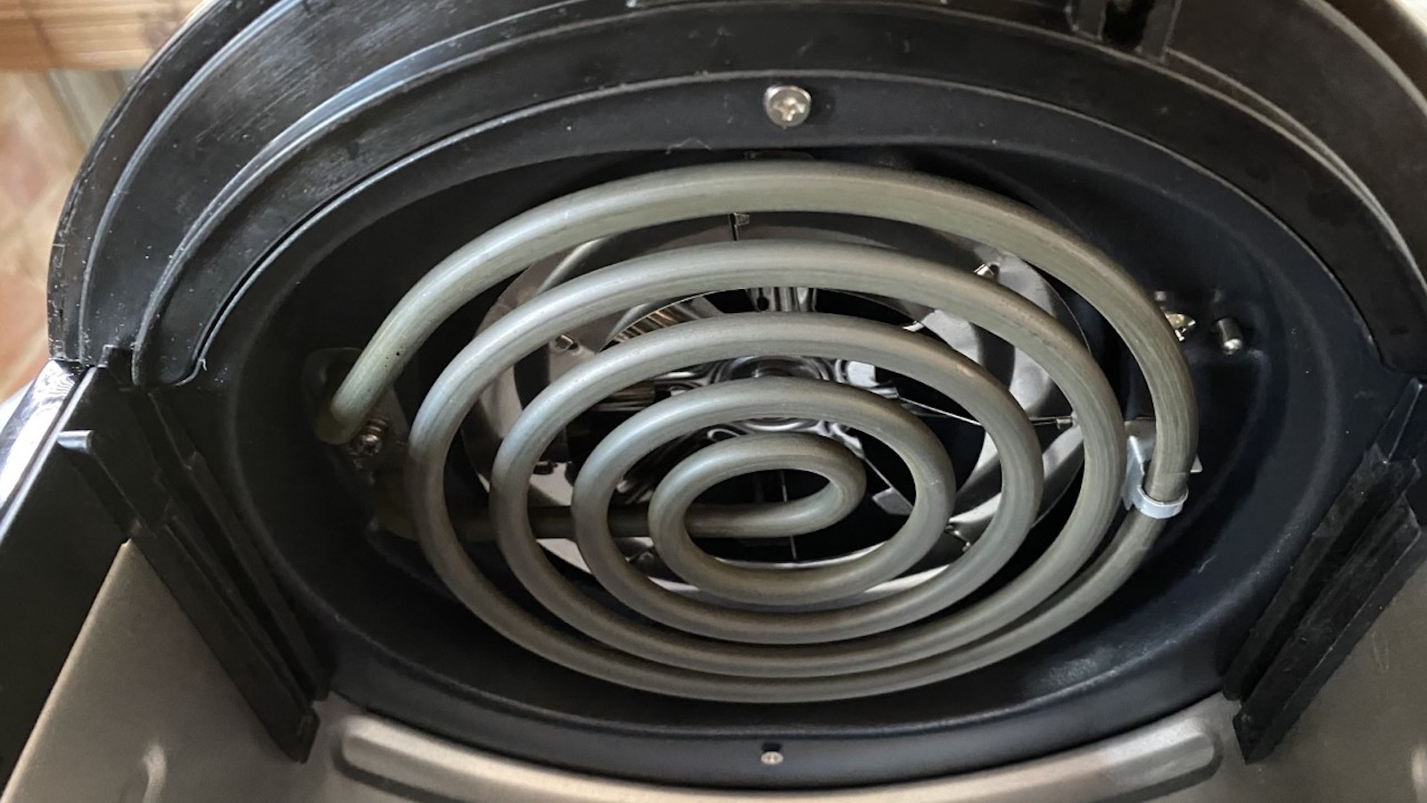 Elemento riscaldante a spirale all'interno di una friggitrice ad aria