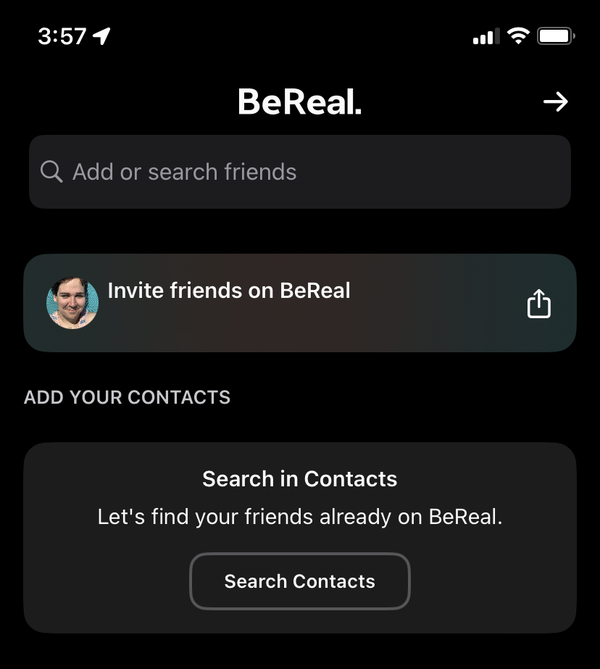 Un messaggio nell'app BeReal che chiede all'utente di consentire all'app di cercare i propri contatti.