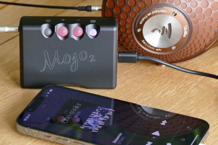 Chord Mojo 2 con cuffie e iPhone 13 Pro