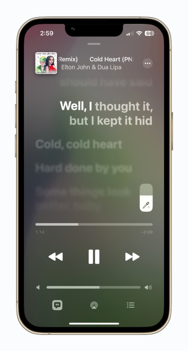 Un esempio dei testi di Duets di Apple Music Sing sullo schermo.