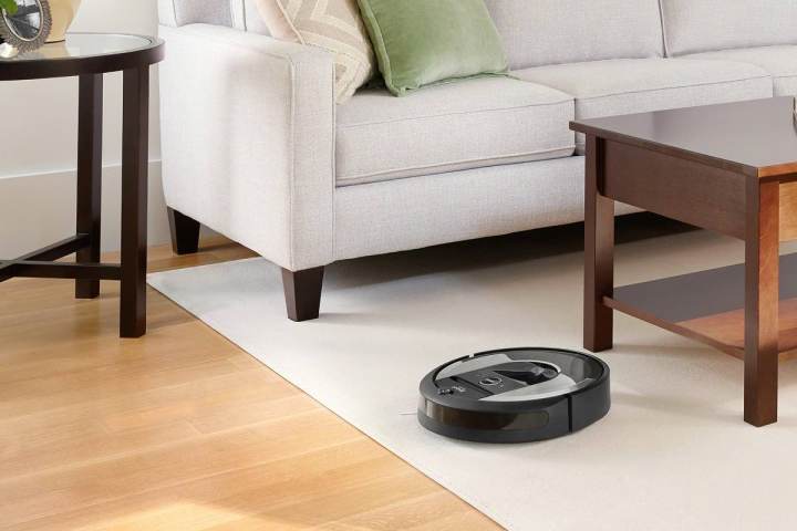 Il robot aspirapolvere iRobot Roomba i6 (6150) con connessione Wi-Fi in un soggiorno.