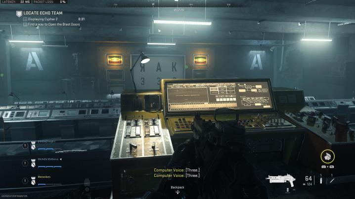 Giocatore davanti al proiettore in Modern Warfare II.