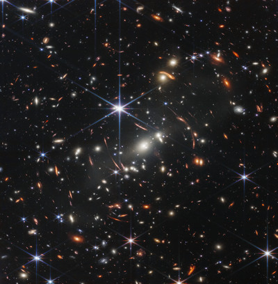 Migliaia di galassie inondano questa immagine nel vicino infrarosso dell'ammasso di galassie SMACS 0723