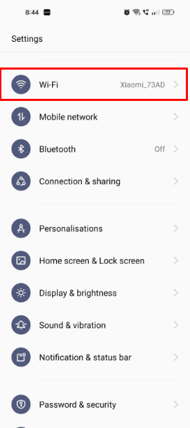 Apri l'app Impostazioni sul tuo telefono cellulare, quindi tocca l'opzione Wi-Fi dal menu delle impostazioni.