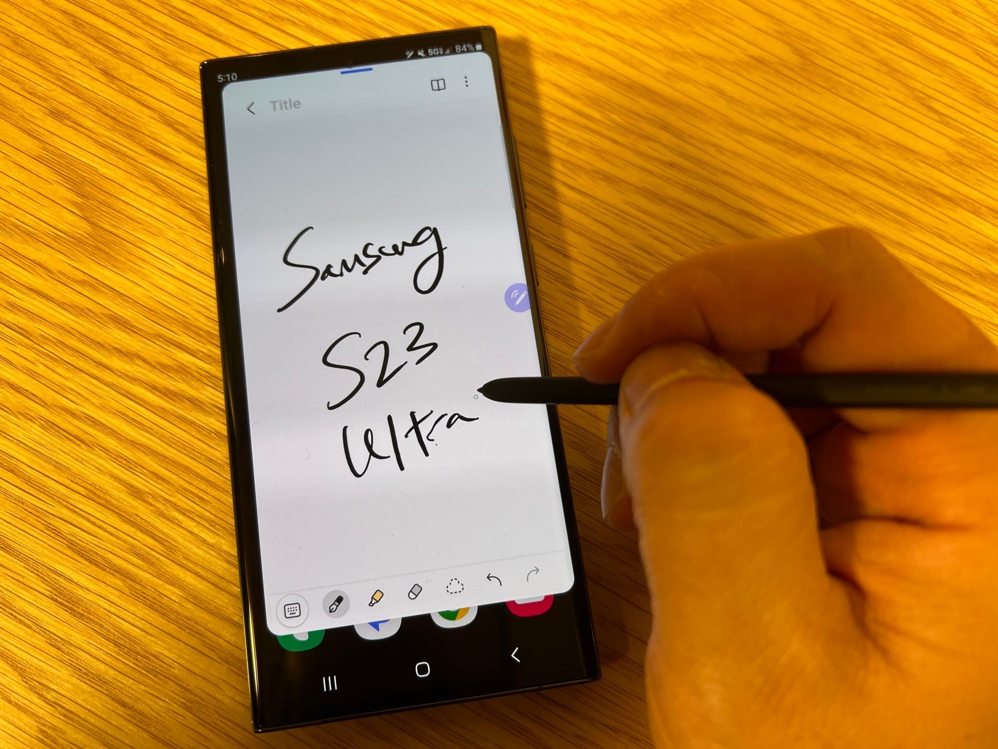 Scrivendo sul display dello smartphone Samsung S23 Ultra lo stilo S-Pen.