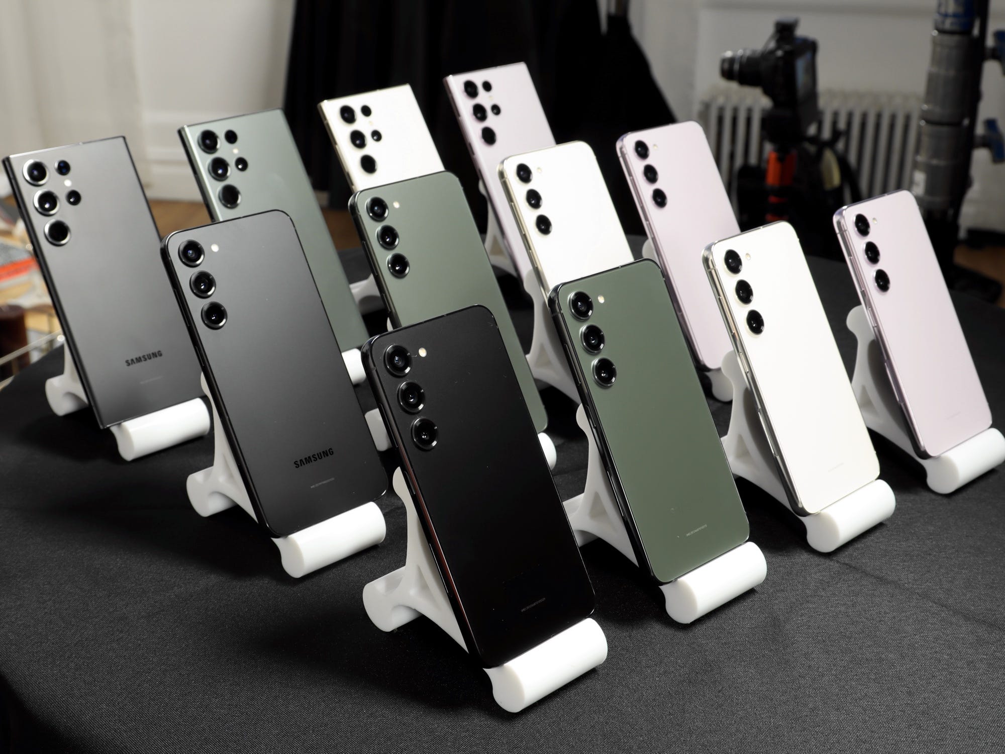 Uno scatto della serie di telefoni Samsung Galaxy S23 nelle varie opzioni di colore.