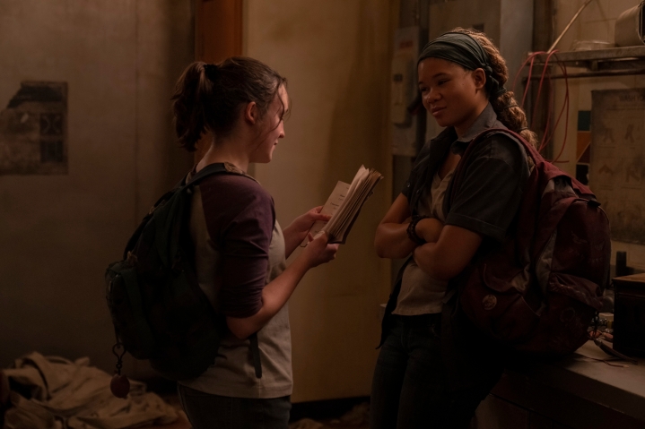 Ellie legge un libro a Riley nell'episodio 7 di The Last of Us.
