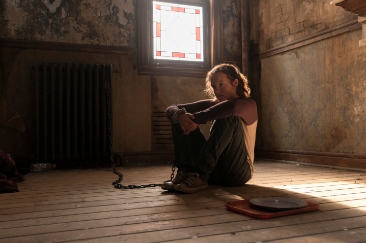 Ellie siede incatenata a una fornace nell'episodio 1 di The Last of Us.