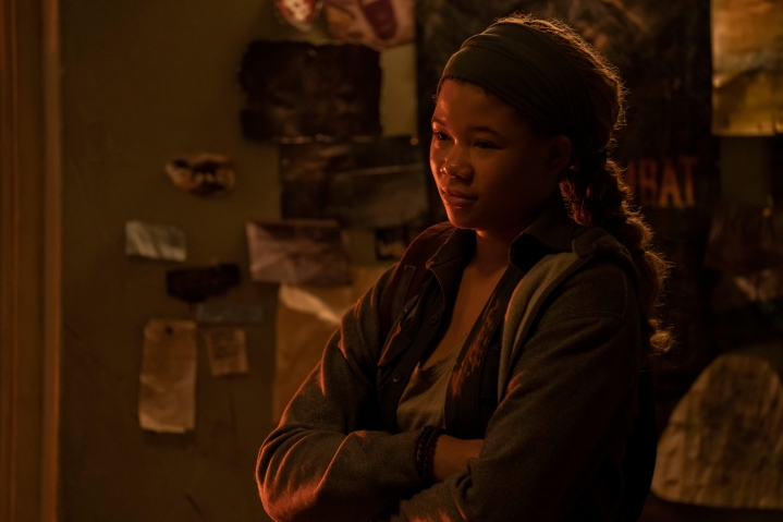 Riley è in piedi con le braccia incrociate nell'episodio 7 di The Last of Us.