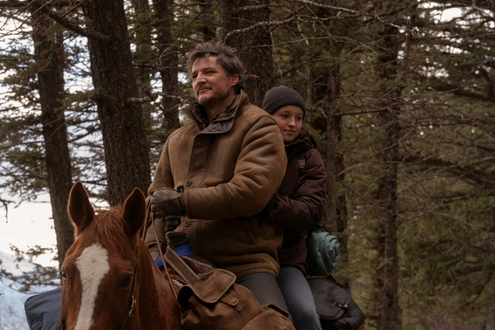 Ellie e Joel vanno a cavallo insieme nell'episodio 6 di The Last of Us.