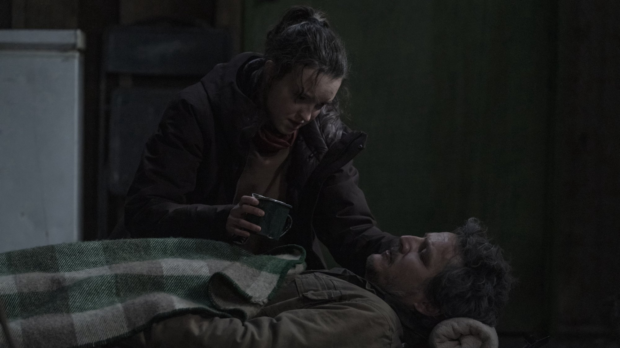 Una ragazza adolescente si prende cura di un uomo ferito in una casa abbandonata.