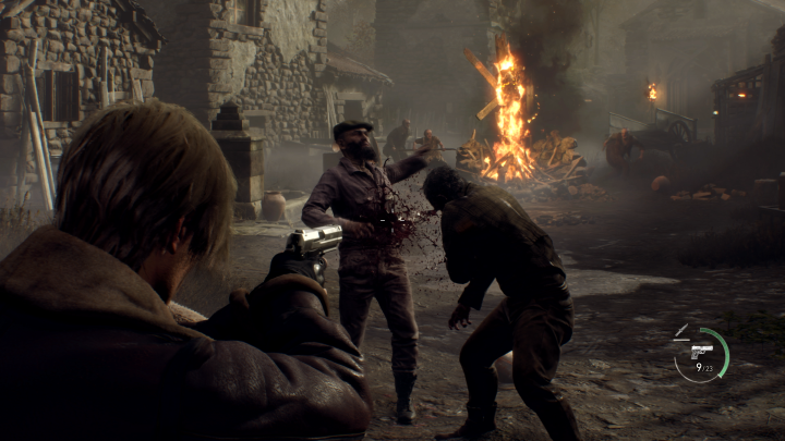 Leon S. Kennedy spara agli abitanti del villaggio nel remake di Resident Evil 4.