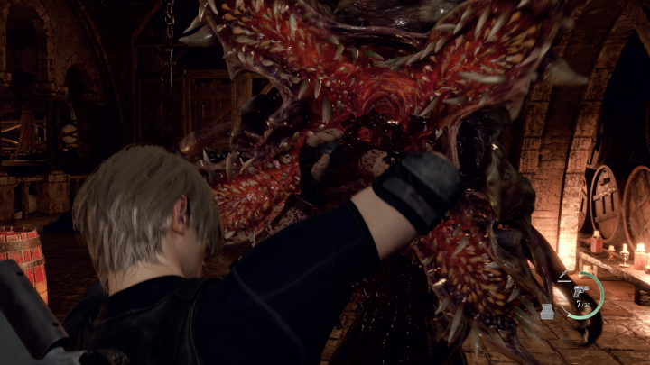 Leon combatte un parassita nel remake di Resident Evil 4.
