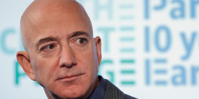 Jeff Bezos è stato il più grande perdente del patrimonio netto nell'ultimo anno, con la sua fortuna che ha perso $ 57 miliardi, secondo Forbes
