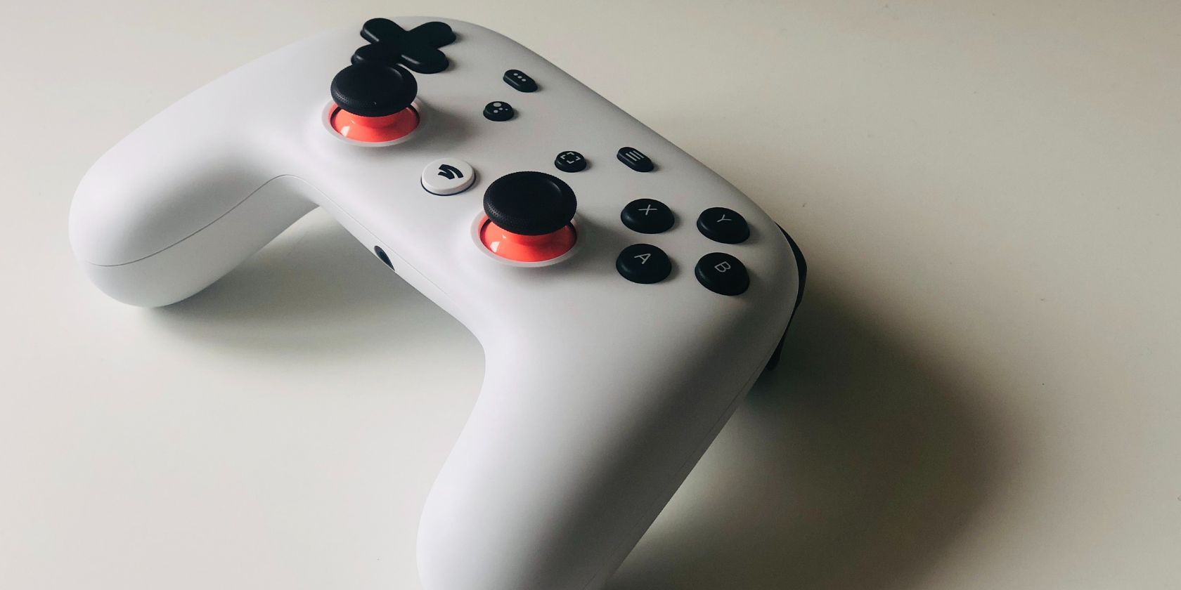 Primo piano del controller di Google Stadia sul tavolo bianco