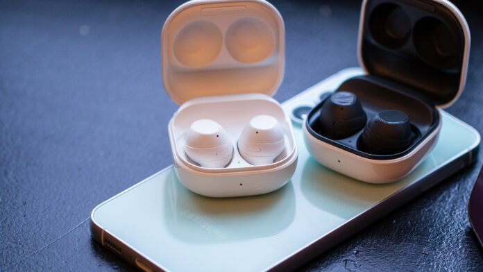 Samsung Galaxy Buds FE in bianco e nero