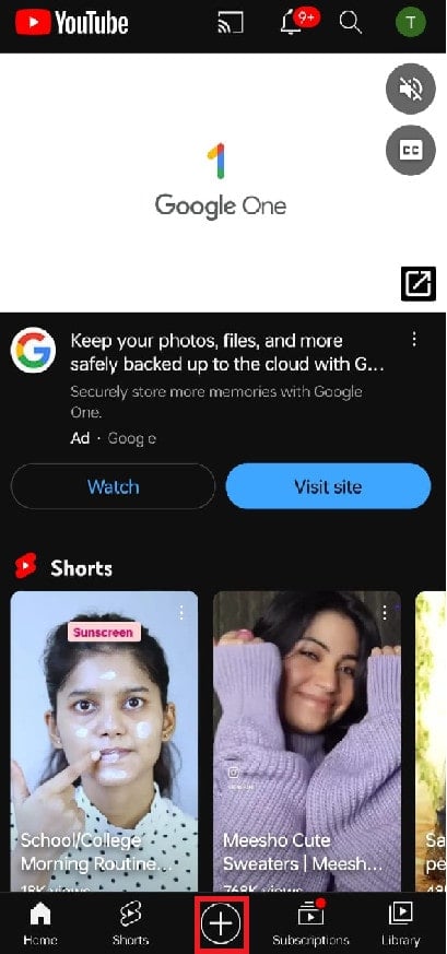 tocca l'icona Più al centro | momento migliore per pubblicare su YouTube Shorts 