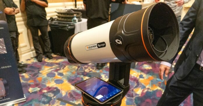 Tu guardi lo spazio con il telescopio, gli altri direttamente su smart TV. Ecco il nuovo Celestron Origin