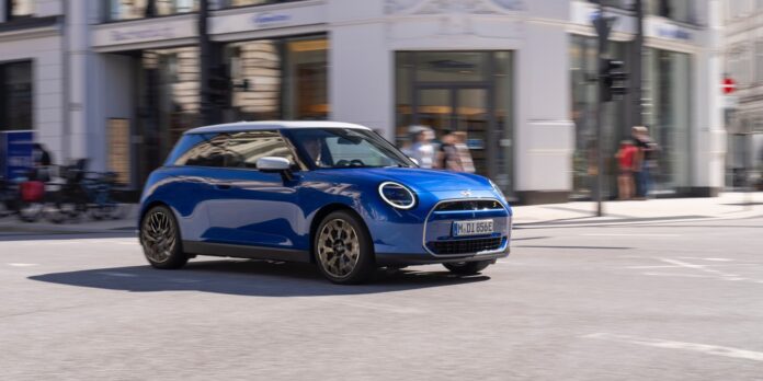 MINI, l’elettrico va forte: vendute più di 45.000 Cooper SE nel 2023, il 15% del totale